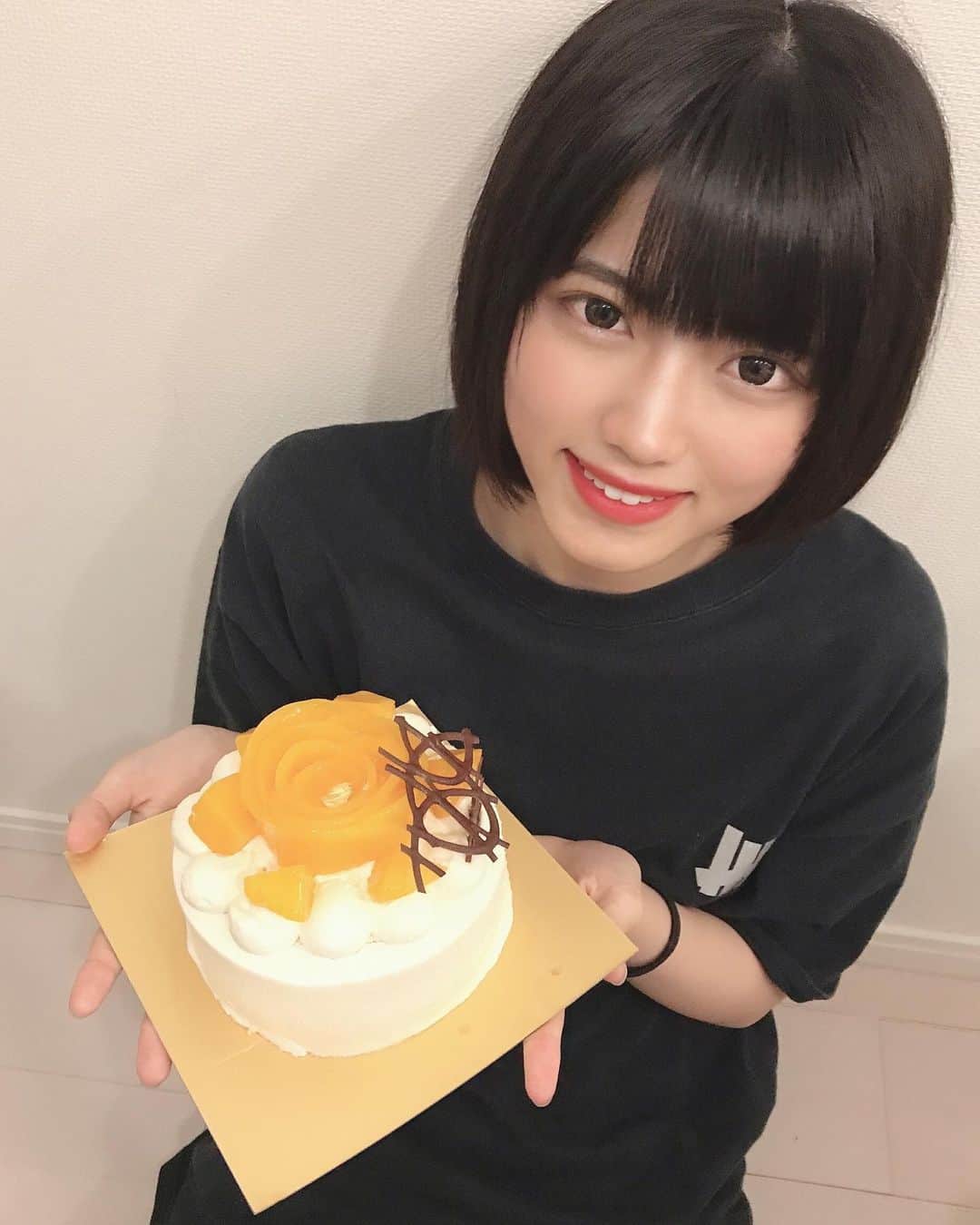 西野千明さんのインスタグラム写真 - (西野千明Instagram)「5/25はわたしの誕生日でした！ 皆さんお祝いメッセージありがとうございます😊 今日はメンバーとスタッフさんがケーキを用意してくださりました🎂」5月26日 22時05分 - konnichaaaki
