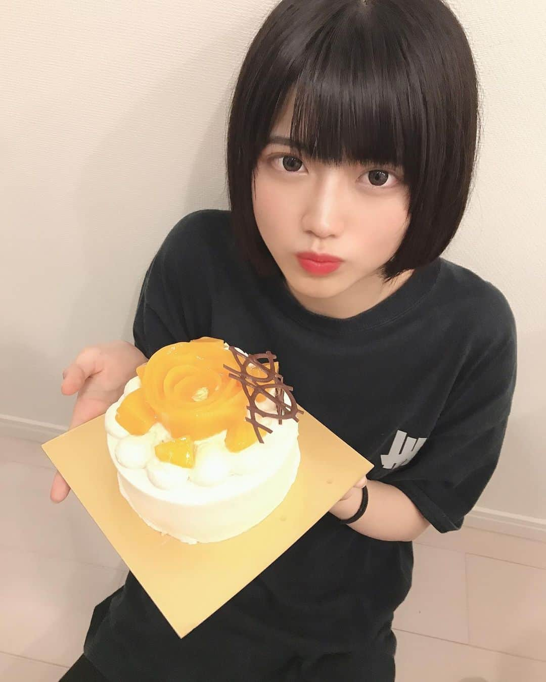 西野千明さんのインスタグラム写真 - (西野千明Instagram)「5/25はわたしの誕生日でした！ 皆さんお祝いメッセージありがとうございます😊 今日はメンバーとスタッフさんがケーキを用意してくださりました🎂」5月26日 22時05分 - konnichaaaki