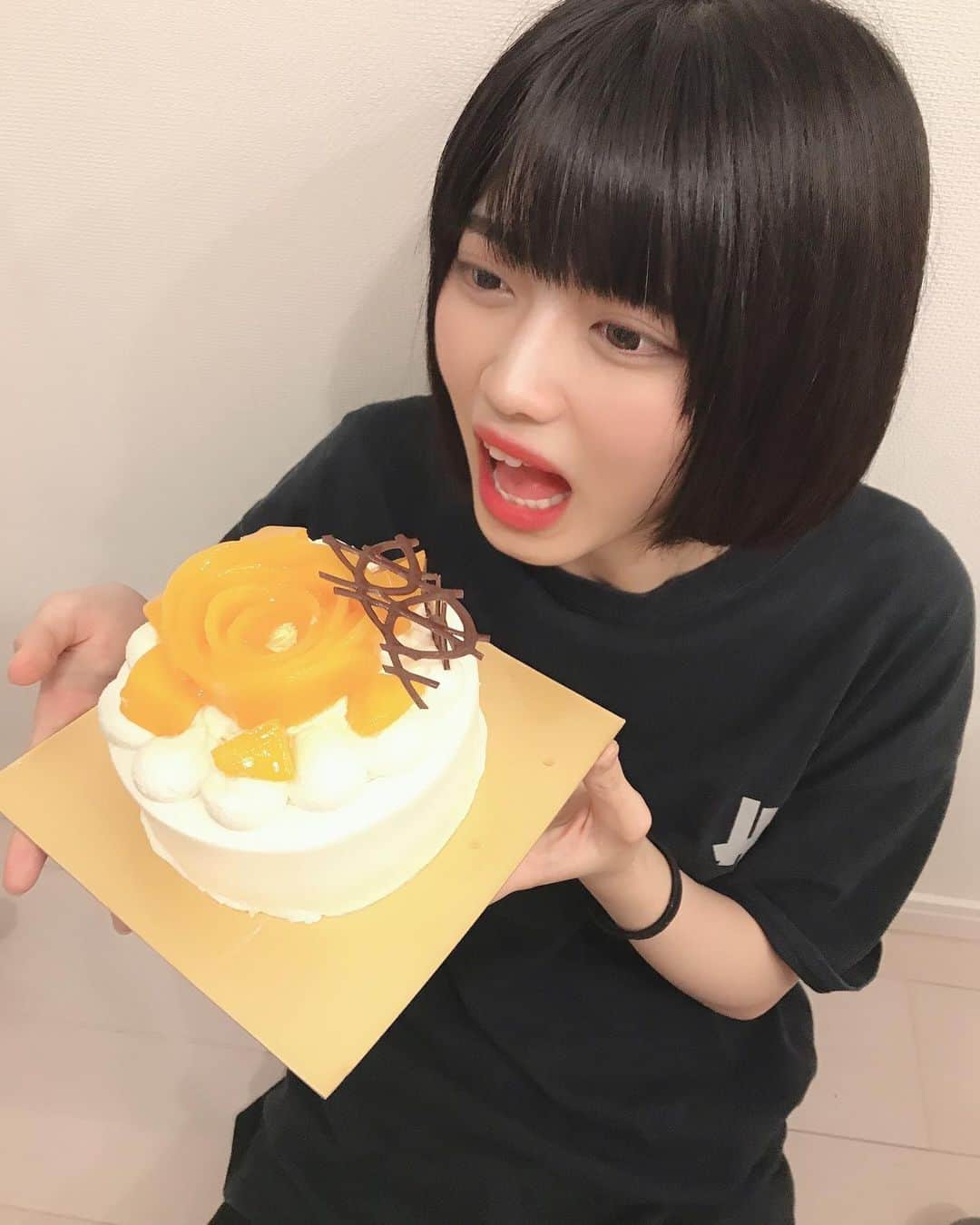 西野千明のインスタグラム：「5/25はわたしの誕生日でした！ 皆さんお祝いメッセージありがとうございます😊 今日はメンバーとスタッフさんがケーキを用意してくださりました🎂」