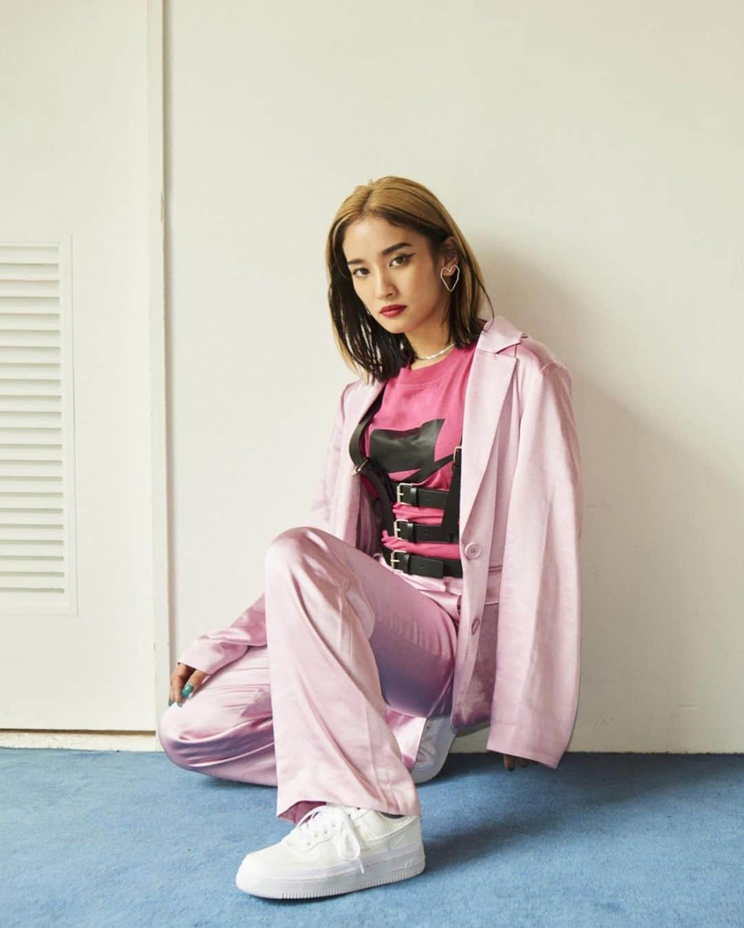 アトモスガールズ/atmos girlsさんのインスタグラム写真 - (アトモスガールズ/atmos girlsInstagram)「. この度、「atmos pink」より「E-girls(イーガールズ)」のパフォーマーであり、ミレニアル世代のファッション アイコンとして絶大な支持を誇るYURINO(E-girls)との初のコラボレーションコレクション『YURIMOS』 （読み方：ユリモス）を発売いたします。本コラボレーションでは、”SO ME~自分らしくでいいじゃん！ ~”をテーマに彼女らしい個性溢れるアイテムが勢揃い。キャミソール、タイトトップス、ビックシャツ、 スラックスパンツ、カーゴパンツ、ハーネス、アームウォーマー、バッグとYURINO (E-girls)本人がこだ わり抜いたトータルコーディネートができるコレクションとなっております。 atmos pinkでは今回の発売を記念して「atmos pink meets YURINO(E-girls)▶️▶️YURIMOS 」を開催。 発売日前日の5/28(木)にYURINOとatmos pinkのインスタライブ配信イベントを共同開催！本デジタルイ ベントでは、今回発売されるアイテムのスタイリングやサイズ感を伝え、SNSを最大限活用し た自宅にいても楽しめるファッション講座を予定。今の現状を踏まえつつ、自分らしく、ポジティブにい るためのメッセージをYURINO本人の言葉で直接届けます！✨ 2020年5月29日（金)よりatmos pink各店舗（一部店舗展開除く）および、atmos-tokyo.com、atmospink.com、ZOZO内atmos/atmos pink、にて発売を開始いたします！！ . #atmos#atmospink#yurino#ldh #アトモス#アトモスピンク」5月26日 22時11分 - atmos_pink_official