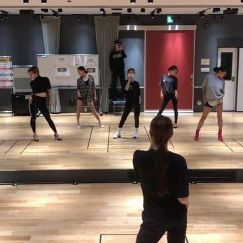 BoAのインスタグラム：「너네가 그토록 원하던 Encounter 안무영상이닷🤔 (공연연습하면 저렇게 설렁설렁 추기도 해~🤣🤣) 진짜 못추네 ㅋㅋㅋ」