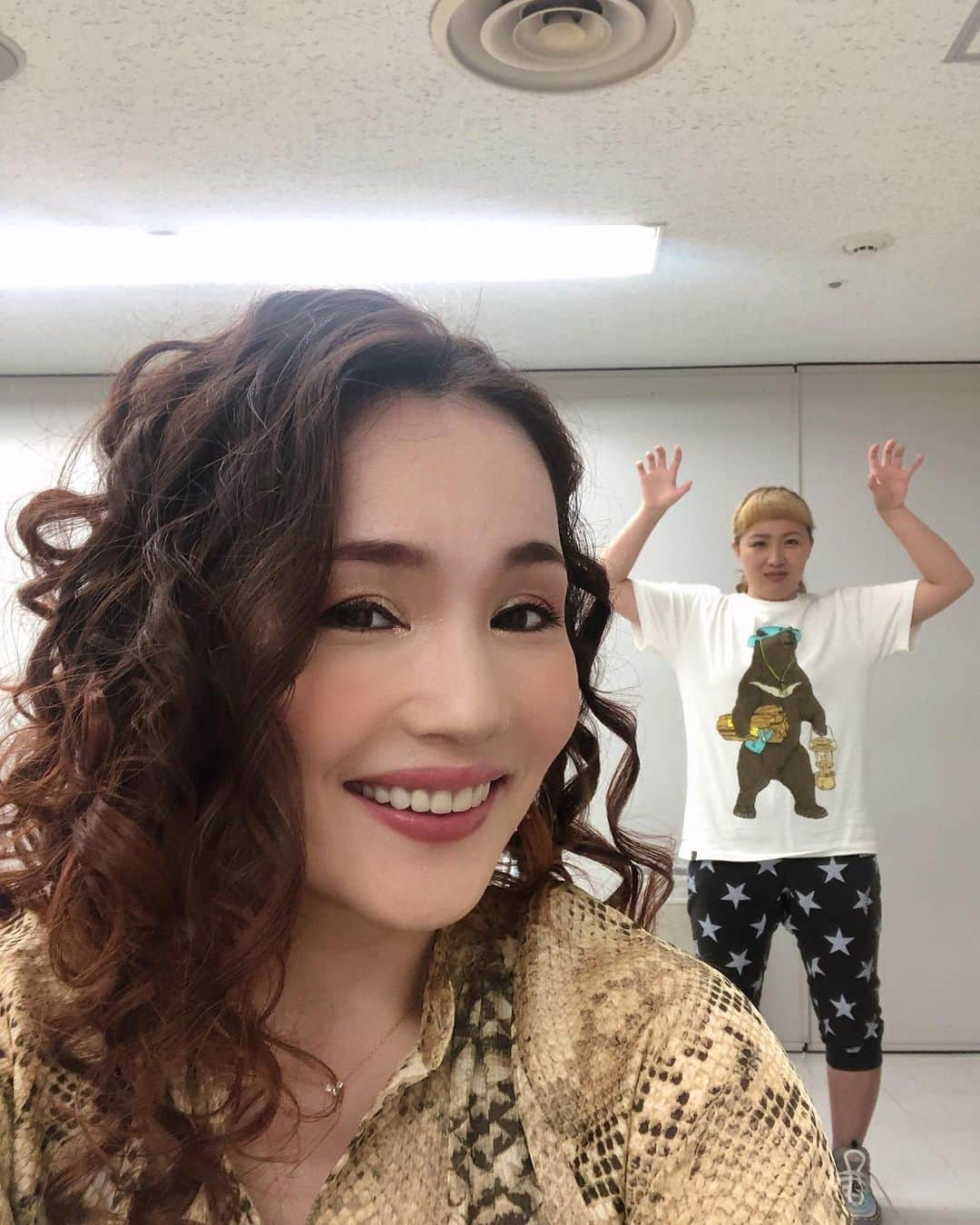 丸山桂里奈さんのインスタグラム写真 - (丸山桂里奈Instagram)「楽屋隣でした。 お久しぶりノラさん😊🎾 距離を取り、近づいてはいません。 引き続き、自分でてきることを気をつけます🤲  ノラさんに会えて元気になりました🌞😍❤️ #平野ノラさん #姉御肌 #しもしも #バブリー #元気をいただく人 #また早く部活飯行きたいな #いい意味で #インスタバエ」5月26日 22時15分 - karinamaruyama