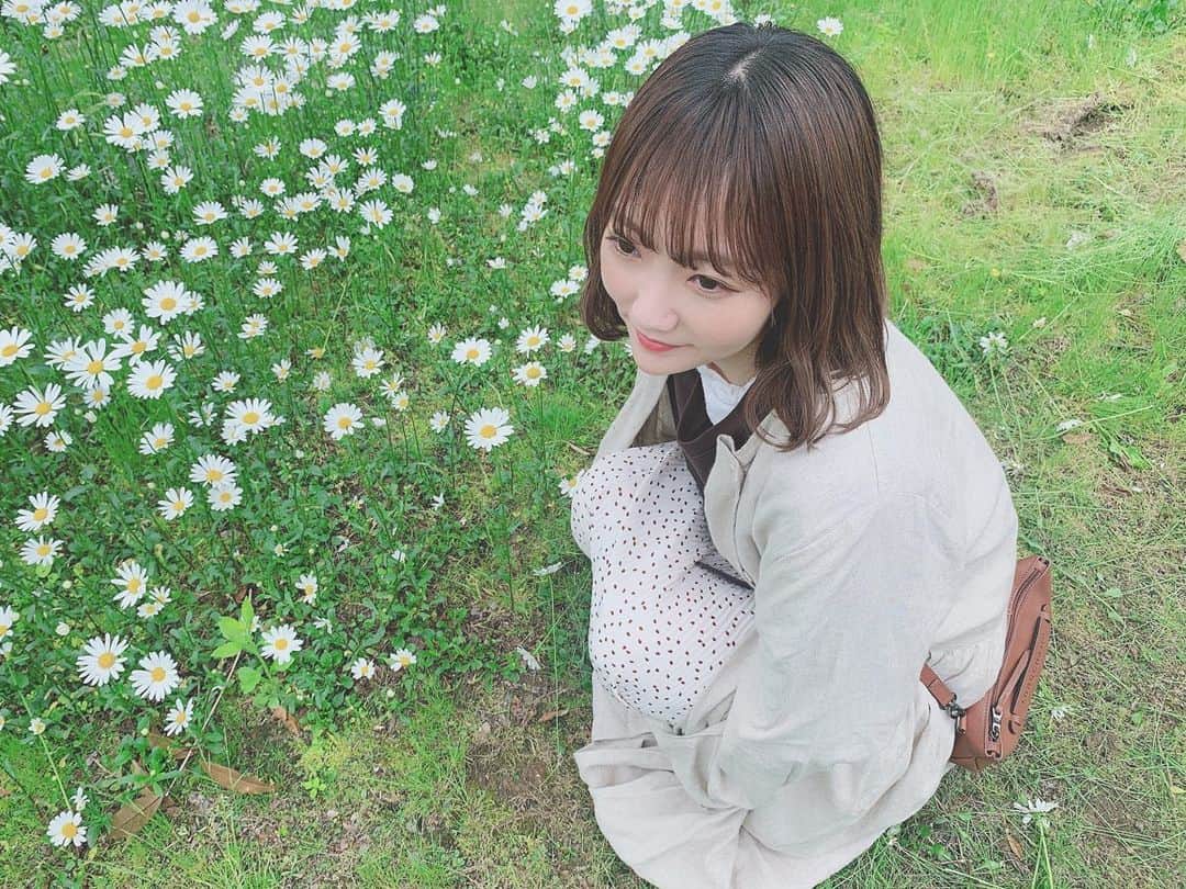 夏川愛実のインスタグラム：「﻿ 自然☘﻿ ﻿ そしてまだ認めたくないけど﻿ 花粉症と戦う日々🤧﻿ ﻿ ﻿ #春服#春夏#ショートボブ#ショートヘア#ボブアレンジ﻿ #ベージュコーデ#お散歩コーデ#前髪#巻き髪﻿ ﻿ ﻿」