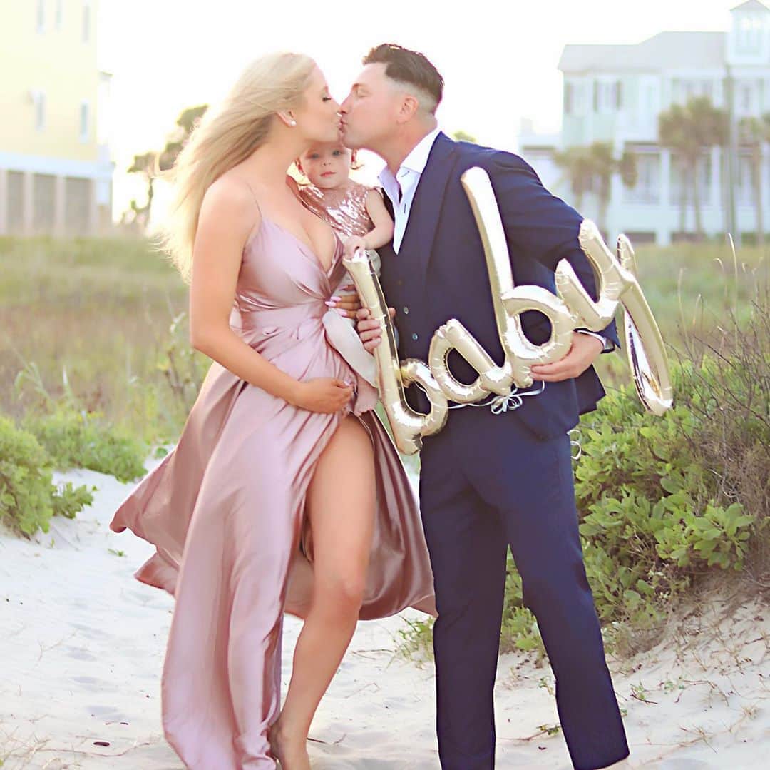 レイン・ギャリソンのインスタグラム：「My stunning wife @marykaitlin0614 gave me the best birthday gift ever with baby girl #2 on the way!」