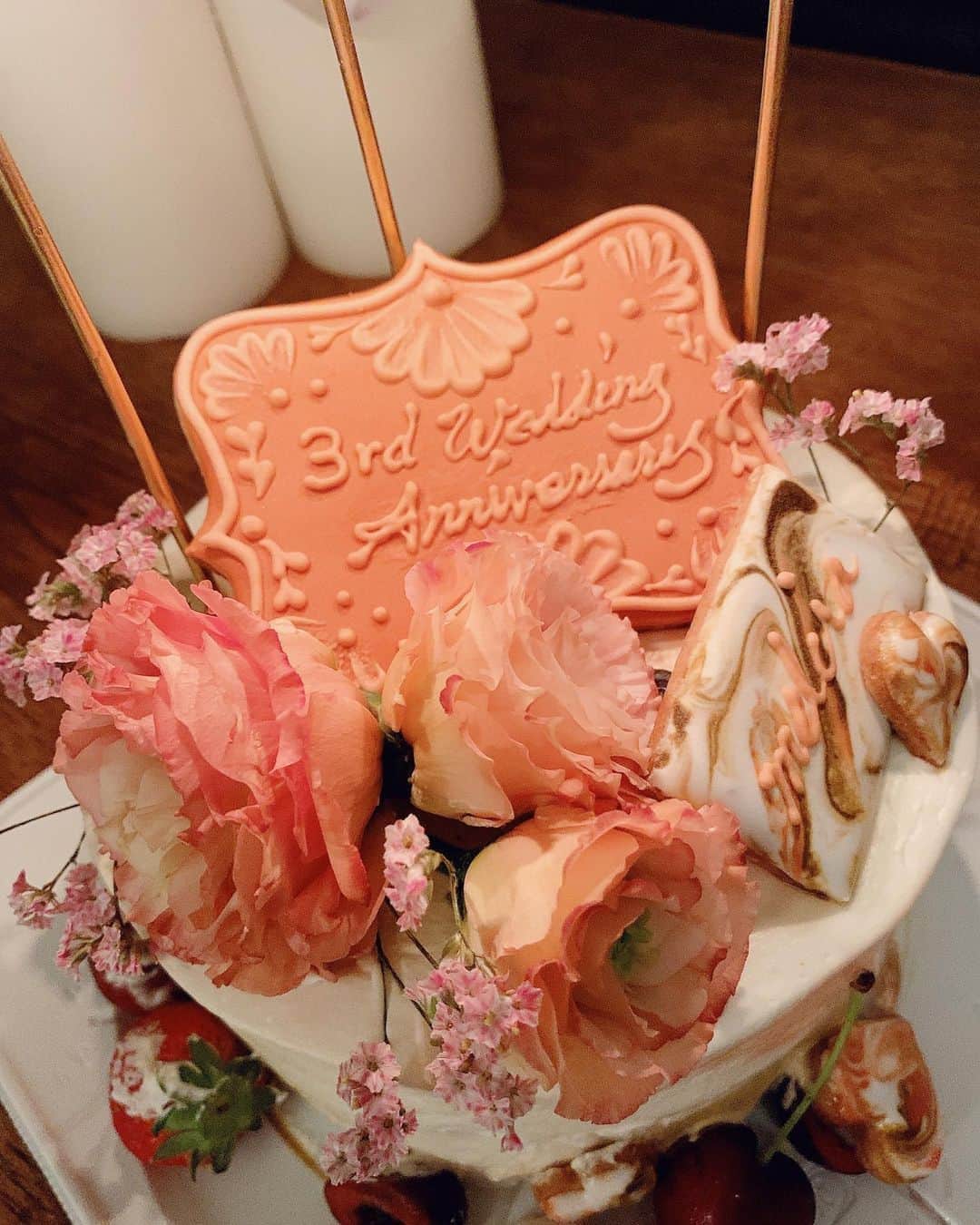 石塚絵梨さんのインスタグラム写真 - (石塚絵梨Instagram)「今日は3回目の結婚記念日🌹 いつも本当にありがとう☺️🍓 可愛いケーキに娘と大喜び😆🌻 これからもよろしくね💕  #anniversary #0526」5月26日 22時18分 - ishi_eri1213