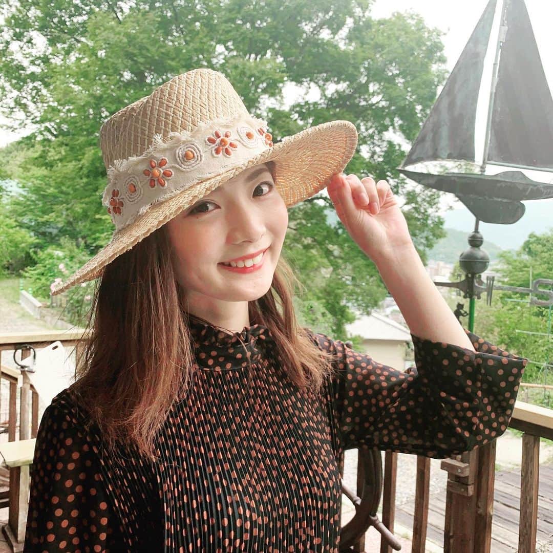 美蘭レンナさんのインスタグラム写真 - (美蘭レンナInstagram)「母とNYでハット🎩デザイナーをされているYukaさんの関西のご自宅へ😊💕✨ Yukaさんの帽子はどれもとっても素敵で、オンリーワンなのが本当におしゃれ😍💕✨✨ ドンピシャがありすぎて悩みました❤️ 日本では真矢ミキさんや杜けあきさんも帽子を買いに来られるのだとか😊✨ パワフルで明るくてエネルギッシュなYukaさんと過ごす時間はとても楽しくパワーを頂きました😍💕✨✨ ほぼ2か月ぶりに人と会いましたが、本当に楽しく、オンラインも良いけど対面も大切な事だと実感😌💕✨ 少しの滞在の予定が楽しくお喋りしてたら、あっという間に時間が過ぎてました😍😆✨✨ . 素敵なバラ園のあるお庭でYukaさんの帽子と撮って頂きました😍😊 . . . . #ハットデザイナー#帽子#デザイナー#NY#アーティスト#オンリーワン#素敵な暮らし#人との繋がり#解除#対面#薔薇#バラ#バラ園#お庭#お花のある暮らし#人#ご縁#designer#hat#design#artist#ny#nycity#rose#rosegarden#garden#be happy」5月26日 22時29分 - renna_miran33