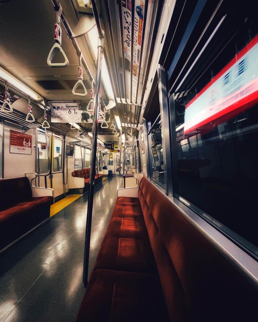 ima_ju / Jun Iのインスタグラム：「: : Bye Bye Empty Train : : by calling off #stayhome : : : “在宅”はテレワークしても意図伝達が上手くできないことにストレスを感じるであろうことを、“休業”は完全に精神がたるむであろうことから、実はこの2ヶ月、在宅も休業もせず、怯えつつも淡々と仕事をしていたけれども（結果、それがベストだった）、解除によってまた電車が混み出すんだと思うと、それが一番いやで一番怖い...最たる密空間ですもんね。。 : : さて。 : : “3密”っていうけど、これはこれでごもっともなんですが、裏を返せば、“隙間”をテーマとして捉えることもできるわけで、こっちの方がもっと万能なキーワードになる。心の中にちょっとしたスキマを..とか、もっとかっこよく概念的な言語にすると「間」という一文字になったり。いずれにせよ、人類の今後を考える上で熟考せよというノルマ的な時間のスキマを、子供たちの学力のスキマを、経済的な面でのスキマを余儀なくされたわけで、今後色々と考えさせられるスキマたち。これらスキマの穴埋めも重要だと思うんですが、僕なんか、もっと根本・本質に戻って、人間としての“生き方”にもっとスキマを...って考えちゃいます。概念的になるけど、いい意味で「スキマある暮らし」。この際、それをもっと後押し・援助してくれる国になってほしいな、ニッポン。 : : : :::」