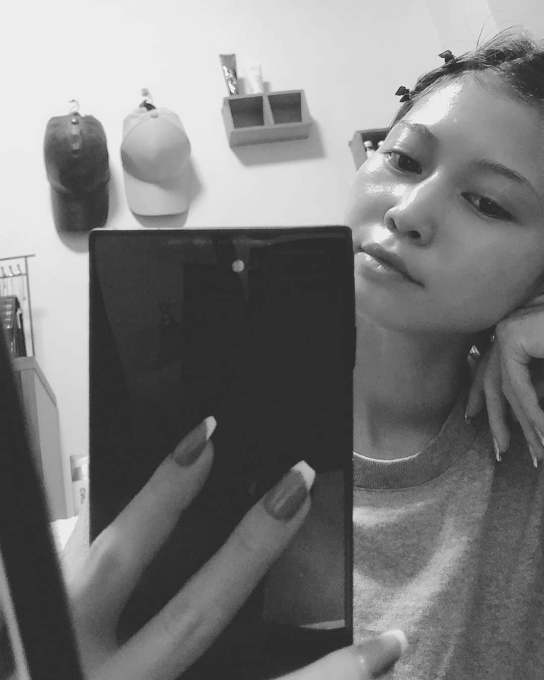 kazuki youdaのインスタグラム：「_  すっぴんでも肌きれーーーて ゆわれるくらいつやっつやにしたい🥺 最近はコスメ買うよりも スキンケア買うことの方が増えてきた💛 夏用に新しいスキンケア一式ぽちったしw 早く届かないかなぁーっ🥰♥️」