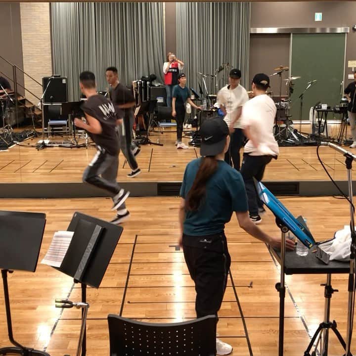 BoAのインスタグラム：「soul皆んな元気❓今は会えないけど。。元気な顔で会いましょうね😘 プレゼントで抱きしめるリハー映像あげるぞー✌️やんちゃなBoAもみときー」