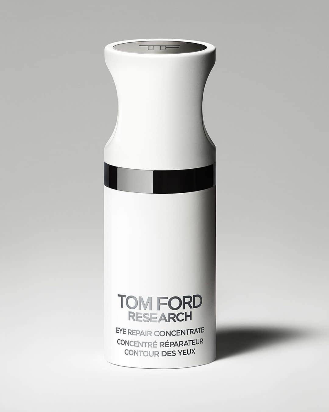 トムフォードさんのインスタグラム写真 - (トムフォードInstagram)「Escape it all with new TOM FORD Research Eye Repair Concentrate, a luxurious moisturizer that revitalizes the eye area with a power surge of hydration. @tomfordbeauty #TOMFORD #TFRESEARCH」5月26日 22時39分 - tomford