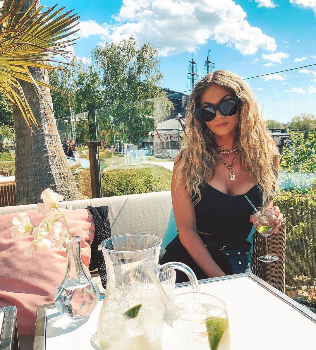 Keelaのインスタグラム：「Nämen kan man ha det såhär bra? 🤯🍹☀️」