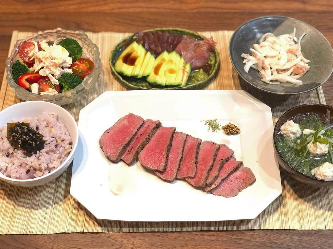 西木恵美里のインスタグラム：「#ローストビーフ #野菜サラダ #鶏つくねと水菜のスープ  #玉ねぎとツナの和え物  #アボカドとカツオのお刺身 #雑穀米昆布のせ  最後の外食から2か月🤔 最後の美容室から3か月🤔 緊急事態宣言は解除されましたが、まだ気は抜けませんね😷」