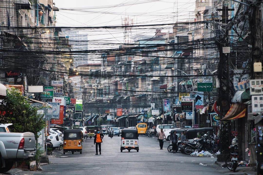 Shunsuke Miyatakeのインスタグラム：「Wondering in wired city, Phnom Penh, Cambodia」