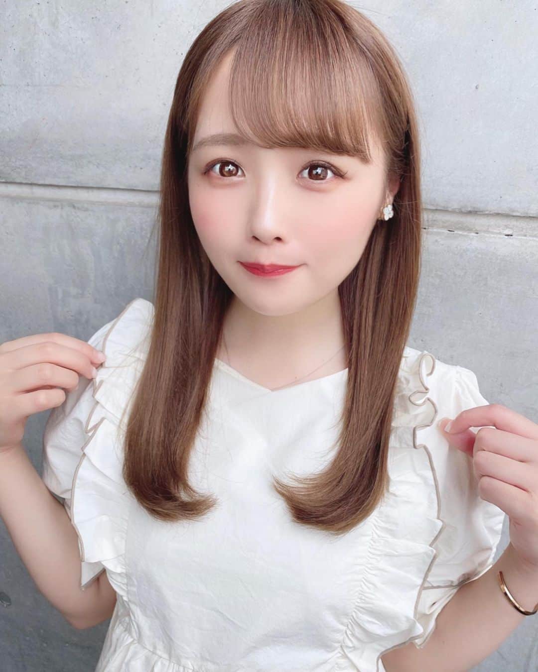 のインスタグラム：「. . 髪質改善トリートメント☺️ 3ヶ月に1回くらいしてますっ！ 普通のトリートメントもいいけど 初めて髪質改善トリートメント したとき本当に感動した🤤❣️ . . @naokinb2 さん ありがとうございました(*´ω｀*) . . 髪型お揃いしたいってよく 言ってもらえて嬉しいです😭！！ 前髪も、髪の毛のカットも いつもお願いしてるよ✨ . . . 👗トップス　@mellow_neon . . . . #私服 #coordinate #春服 #春服コーデ #春コーデ #髪質改善トリートメント #トリートメント #美容 #love」