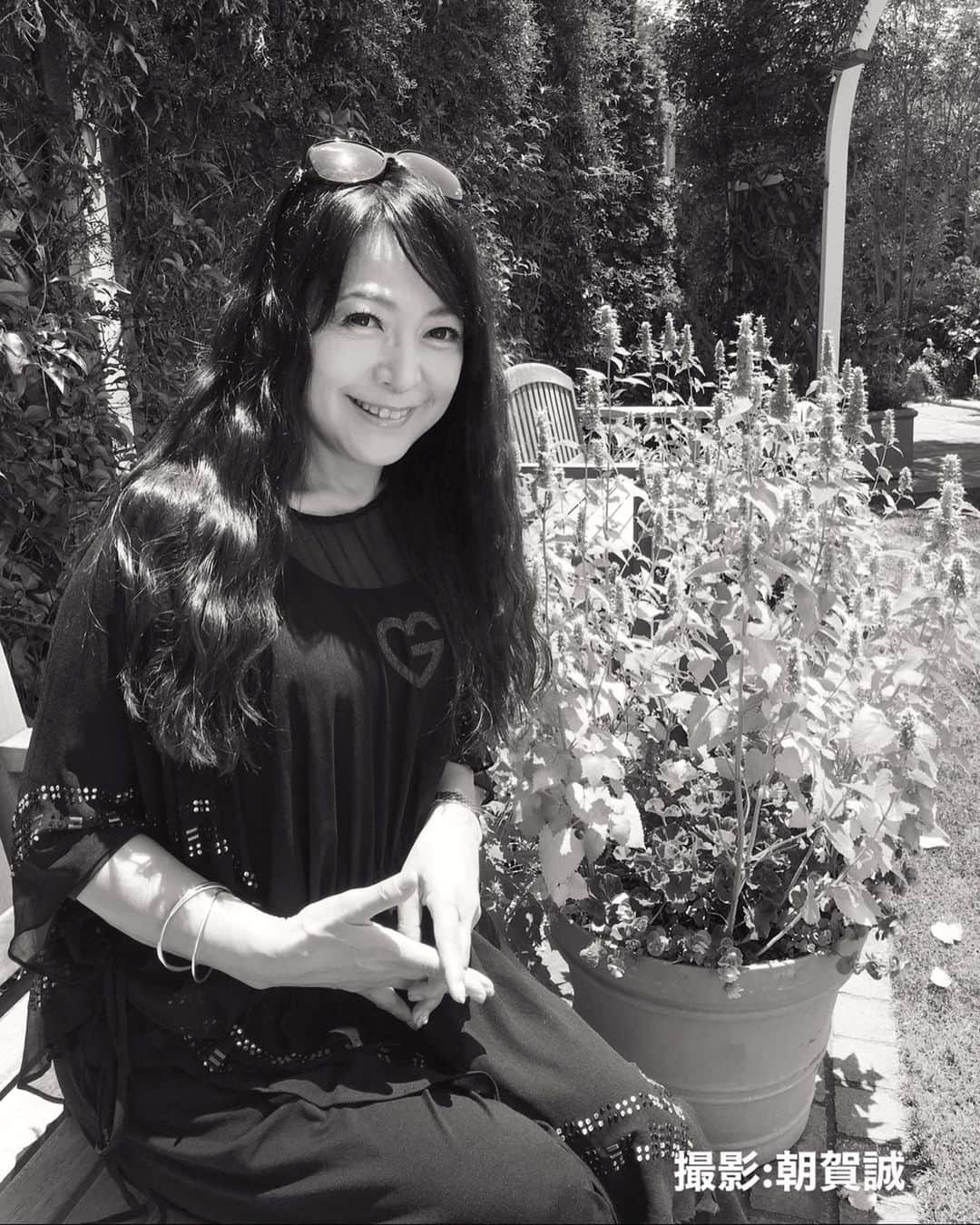原めぐみさんのインスタグラム写真 - (原めぐみInstagram)「モノクロの写真を投稿するバトンが 小林千絵ちゃん(@chiekoba1111 )から回って来ました🎶　千絵ちゃんありがとう💓  写真はofficial📷でお願いしている朝賀誠さん（@makottyann）の写真の中からYOKOHAMAで撮影したスナップ写真を投稿します🍀　ナチュラルな私🌿  バトンは、いつも素敵なこの3人のお友達に お回ししました♪ @sakinyan6111 三浦咲子　ちゃん @izuhina123  和泉妃夏　ちゃん @ai__mitsuki_  みつき愛　ちゃん  #原めぐみ #バトン #モノクロ写真 ✤✤✤✤✤✤✤✤✤✤✤✤✤✤✤✤✤✤ ﻿ 【Hale Sultan Bellydanceの挑戦で﻿ モノトーンの写真をアップロードして﻿ 最低５名以上のそれぞれに美しく活躍されてる女性に繋いでくださいというものだそう。】 【あなたが美しく﻿ 私にインスピレーションを与えてくれるから﻿ 私はあなたを選びました♥私たち女性は﻿ 誰かのアラ捜しすることなく﻿ お互いをサポートする存在でありたいですね﻿ 私たち一人一人がそれぞれに美しいという事実﻿ 私たちはありのまま﻿ そのままで十分に美しいのです﻿ ﻿ そして自己の美しさを素直に受取り﻿ 自分自身が美しい存在であることを受入れてください。 モノクロで一人で写っている写真をアップロードし﻿ 同じことをしていただきたい５人以上の美しい女性にタグを付けます。 あなたは美しく﻿ あなたは私にインスピレーションを与えてくれるから﻿ 私はあなたを選びました。﻿ （写真に私のタグを付けてください。﻿ テキストはこのままコピーしてください）】﻿ #staysafestayhealthystayhappy﻿ #HaleSultanBellydance﻿ ✤✤✤✤✤✤✤✤✤✤✤✤✤✤✤✤✤✤﻿ Thank you‼︎﻿ If I didn't tag you please don't be offended.﻿ I tried to choose who I think will follow the challenge. We women criticize ourselves instead of supporting each other and to see the fact that each of us is beautiful in our own way, we are beautiful as we are. And we should be the first to accept us.﻿ Upload your photo where you appear alone in Black and White and label 5 or more beautiful women who must do the same.﻿ I chose you because you are beautiful and you inspire me. Stay positive.﻿ ﻿ #staysafestayhealthystayhappy﻿ #HaleSultanBellydance﻿ (Tag me in the photo and copy the text)﻿ ﻿」5月26日 22時46分 - meguming.h