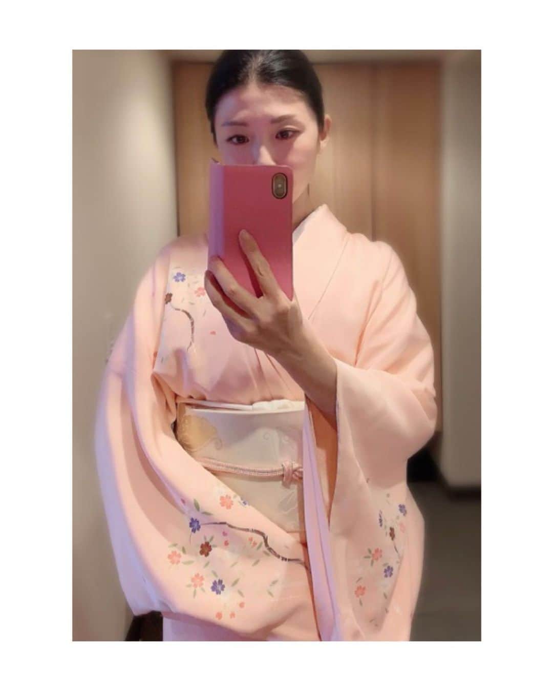 のインスタグラム：「こちらは桜のお柄ですので、3月頃のお写真だと思います。 お着物はお柄で季節を感じられ、着ているだけで嬉しくなります。 そして、サスティナブルだと思います。 裏地を張り替えたり、裏地を無くして涼しくしたり、地色を染め替えて違う雰囲気に出来たりと長く繰り返し大切に着ることができます。 お振袖をお仕立て直しして、普段に着られるものにも出来ます。 知れば知るほど、なんて素敵なものなのでしょうと思います💕 そろそろ、お単衣の季節ですね。 楽しみが増えます。  #お着物 や #歌舞伎 など #日本の伝統 が長く守られ受け継がれますように。 #kimono #kimonocordinate #japanesekimono #japanesetradition #beautifultradition #lovekimono  #instakimono  #お着物 #お着物コーディネイト #きものコーディネート #日本の伝統 #守るべきもの #帯とお着物 #帯締めと帯揚げ #お草履とバッグ #帯留め #組み合わせが楽しい  #袷 #付下げ #サスティナブルファッション  #ぎをん齋藤 さん #に志田 さん #亜紀の和装記録」