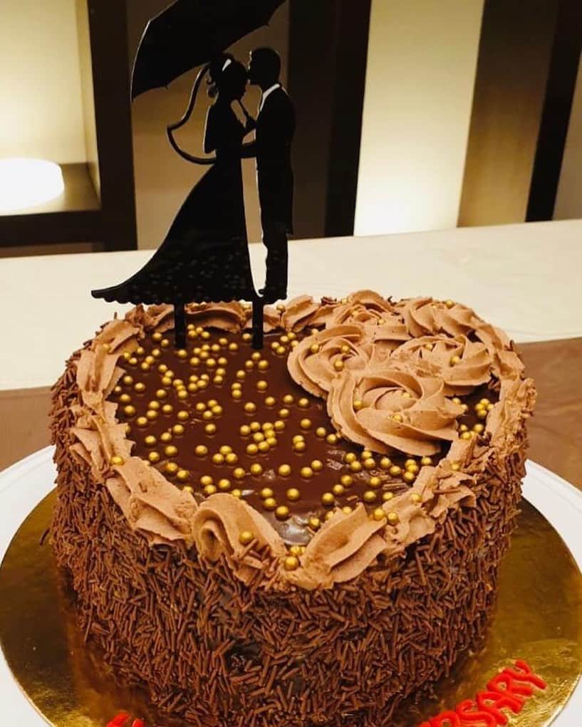 SUPER CAKESのインスタグラム：「#AnniversaryCake  #anniversarycake  #deathbychocolate #couplegoal #cake #cakedecorating #couplecake #weddingcake #instacake #loveforchocolate #chocholateganachefrosting #cakedesign #cakesofinstagram #cakeart #weddingcakes #ganachecake #cakestagram #chocolatecake #homebaker #qatarbaker」