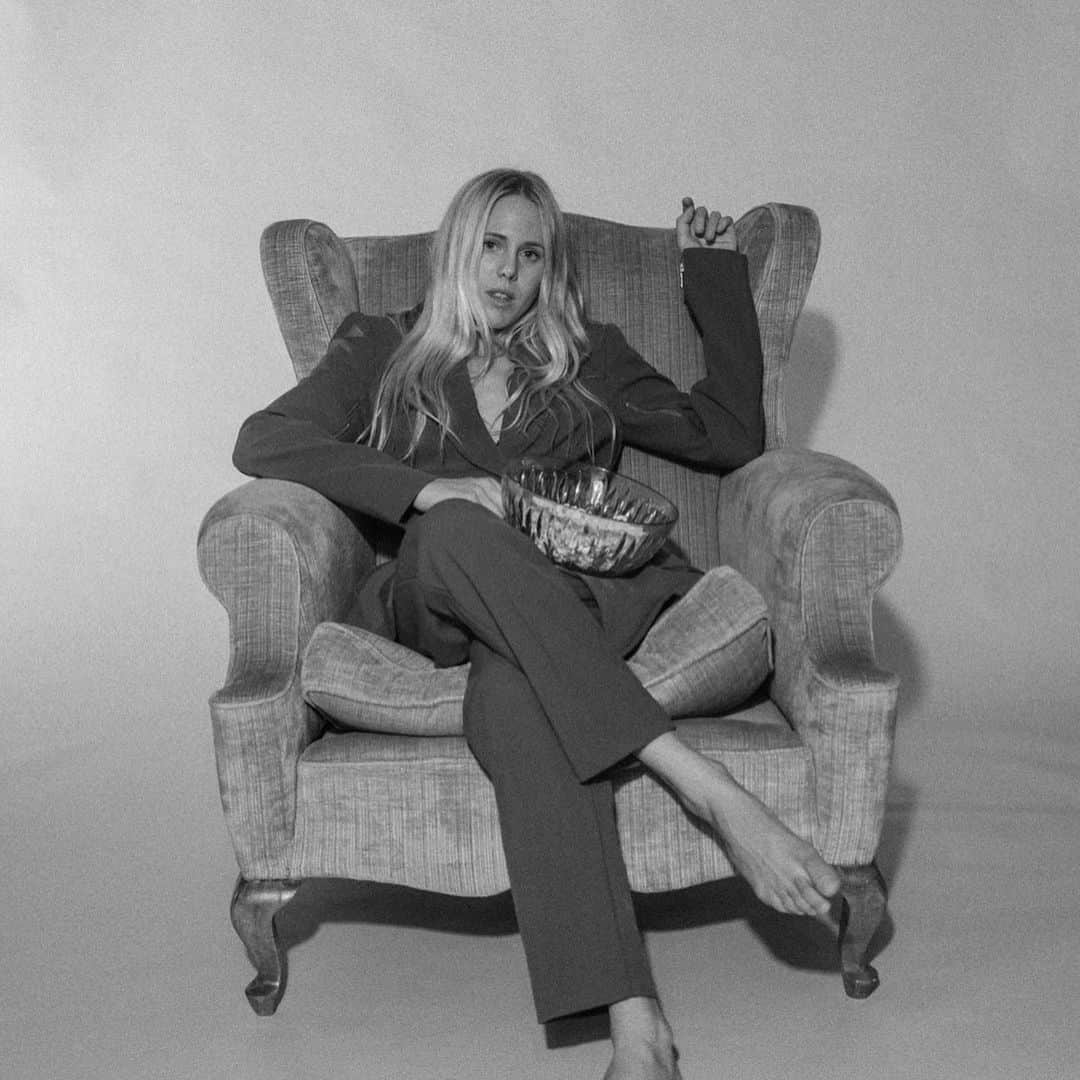 ローラ・エンバーのインスタグラム：「Thankyouuuuuu to all who entered #suitupforundone @undonefilm @billabong_womens_australia 🙌🏻😭👏🏻😱😂 Winners will be contacted today... its so hard to choose ahhh. What a cool weekend !!!! 🖤🖤🖤🖤 (ps - second vid is little Sofia being the cutest human ever 😍)」