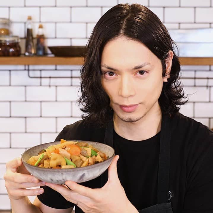 水嶋ヒロさんのインスタグラム写真 - (水嶋ヒロInstagram)「Hiro-Meshi ☺︎ #27 How To Cook “CHIKUZEN-NI” Japanese Home-Style Cooking. #NewEpisode #27 #Uploaded #新エピソード #更新 #youtubechannel #hiromizushima #hiromeshi #ヒロメシ #水嶋ヒロ #筑前煮 #chikuzenni #japanesehomestylecooking #家庭料理 #初心者 #beginner #BANZAIJAPAN #music #cooking」5月27日 8時37分 - hiro_mizushima_official