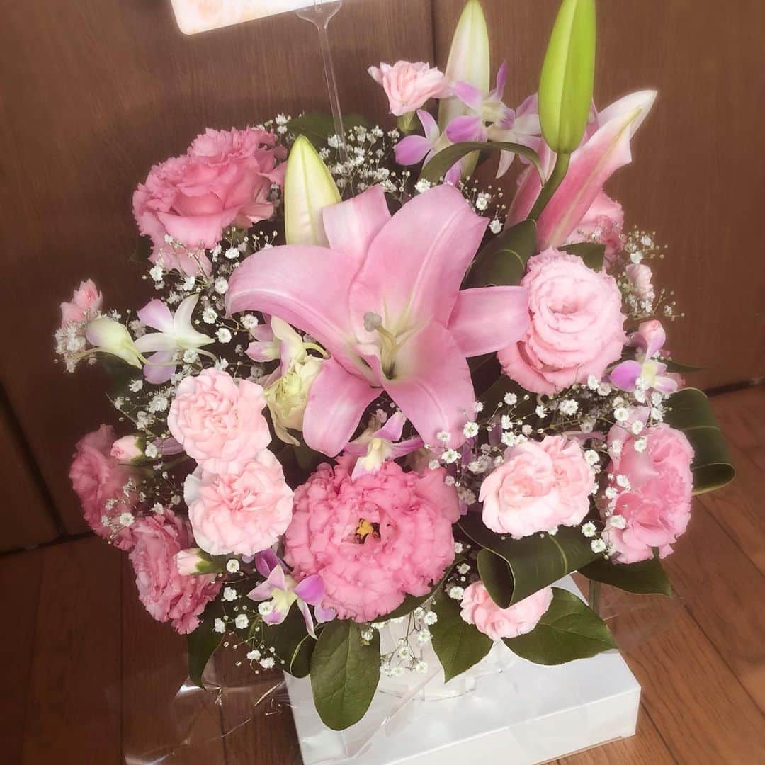 のインスタグラム：「お誕生日に素敵なお花と 素敵なじゃがいももいただきました！❤️ . お花はファンの方が事務所に送ってくれました〜🥺💓 サプライズですごく嬉しかったです！🙇🏻‍♀️ 先日のオンラインイベントの際もこのお花背景にお届けしました♪ 花瓶に移して毎日愛でてます💐 . そしてエフエム秋田の佐々木里帆アナからは 去年もいただきましたがじゃがいも！🥔 りほでぃは農業高校出身ってのもあって野菜にもお詳しいのです。 . 私がエフエム秋田のHPのプロフィール欄に 「じゃがいも好き」と書いているのをみて 去年から誕生日にはインカのめざめをいただいているのです😇 北海道からわざわざお取り寄せしてくれたみたいです〜🥔 あまーいじゃがいもなのでバターと塩でシンプルに食べるのが1番美味しい😍 毎年ありがたい🙏🏻 . #akita #happybirthday #birthday #flower #💐 #じゃがいも #インカのめざめ #🥔」