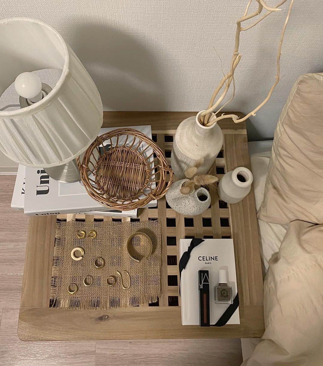 のインスタグラム：「瓶とかまだまだ欲しいのだらけ🌾 セリーヌの箱の上のは いつものリップとマニキュア♡ ハゲちゃうから持ち歩いてる🚶🏻‍♀️ ランプも買い換えたい🪔」