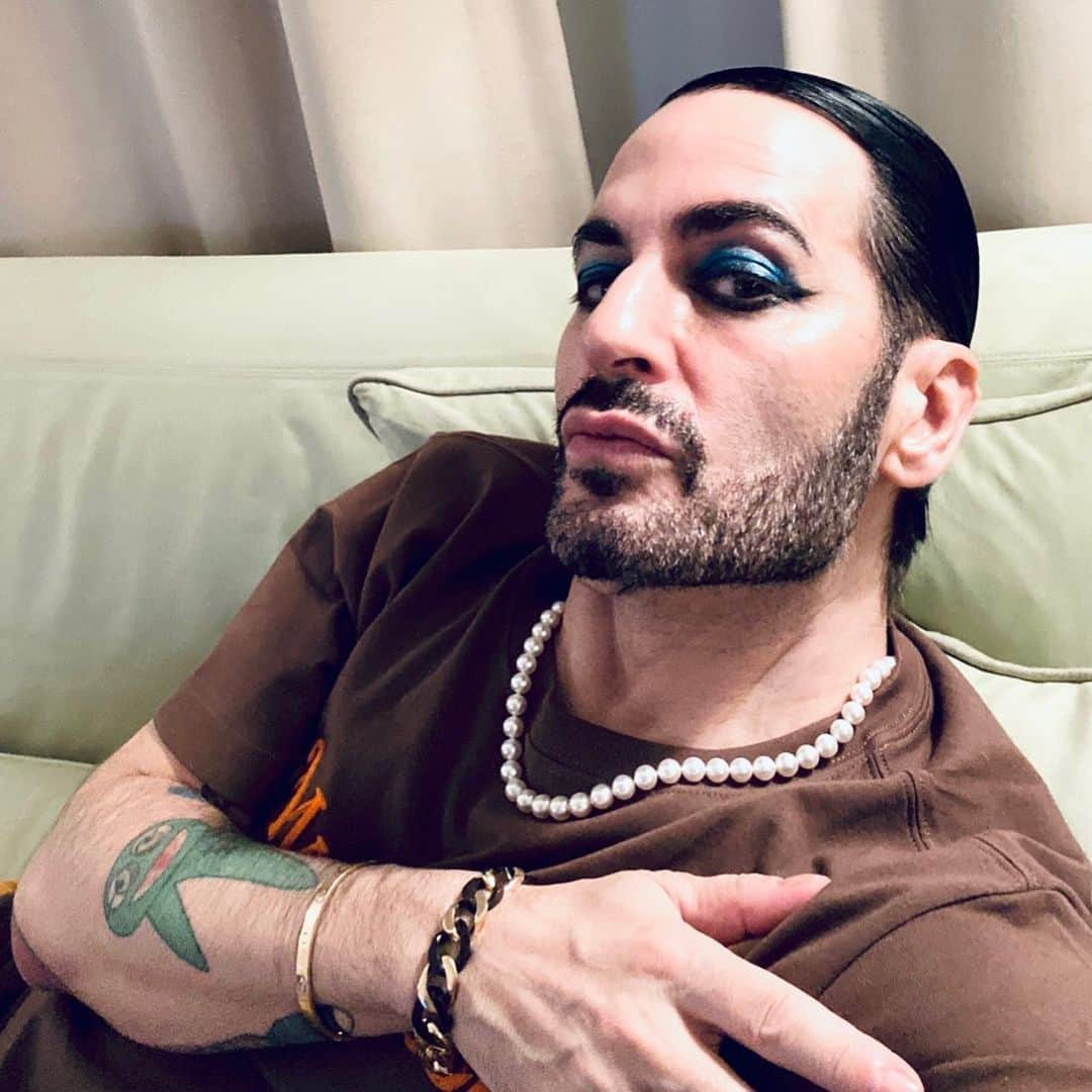 マーク・ジェイコブスさんのインスタグラム写真 - (マーク・ジェイコブスInstagram)「And, for After 8...Why don’t you add a splash of Cobalt to your lid? Perhaps add a bracelet, show off a silly tattoo, and why not some skin?  #maskformascara #spreadyourwings #writeyourownmovie #tothineownselfbetrue(andblue) #staysafe #stayhome #paint #LIVE #beseeninquarantine #spreadlovenotthevirus #gratefulnothateful」5月27日 8時52分 - themarcjacobs