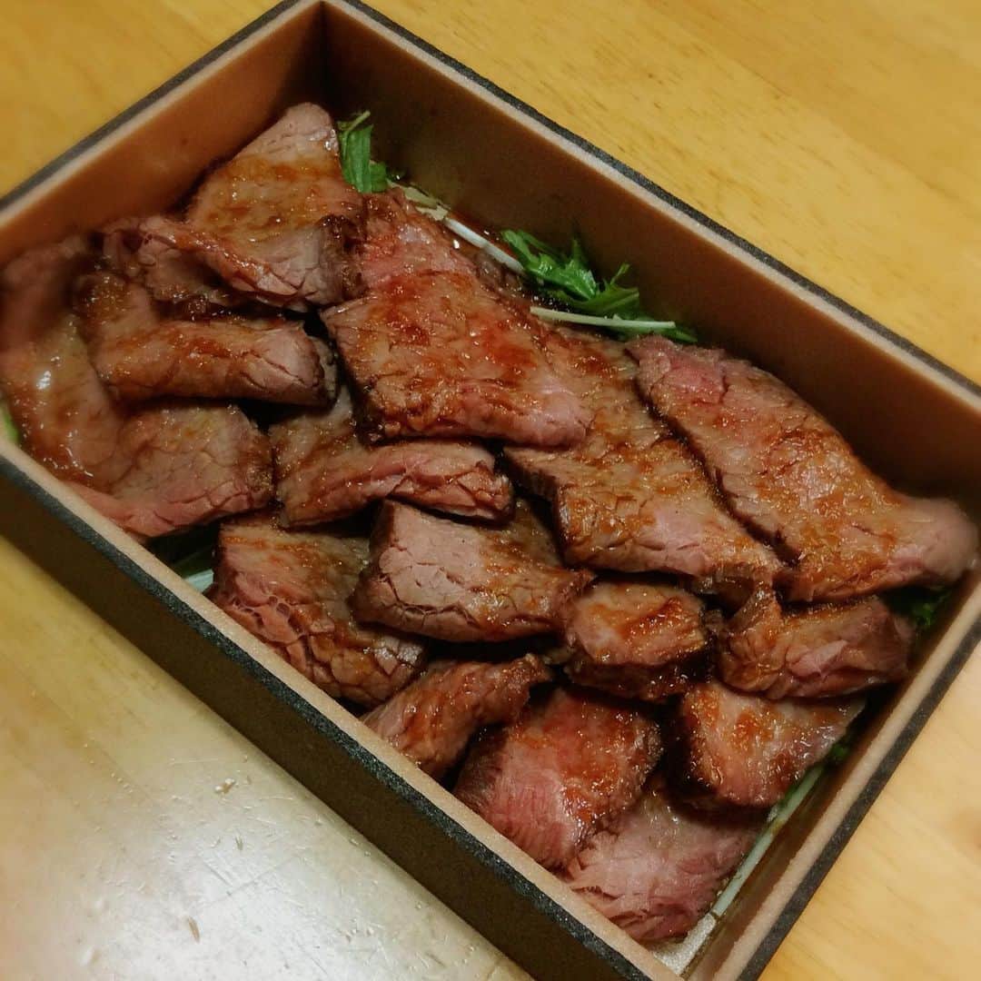北川楓夏さんのインスタグラム写真 - (北川楓夏Instagram)「雪櫻をオンラインで楽しむ会 テイクアウト料理のご協力いただきました🥡 横手市のバルパサポルテさんと肉山さん！ もう雪櫻といえばお馴染みの会場です♪ (肉山はバルパサポルテの2階) . ここのお店の雰囲気もスタッフさんも大好きなんだけど、なんといってもお店の味が大好き！！ 何食べてもほんとおいしい！👏 . 今回は肉山カレーとバルパサポルテの短角牛のローストビーフを提供していただきました！😍 写真見返すだけでよだれでそう🤤 . 肉山カレーはほぐしお肉がたっぷり入っていて食べ応えあり！辛さもピリ辛で美味しくてついついご飯が進んじゃう辛さです🍛 . ローストビーフは…もう…芸術！✨ このピンク感が美しい✨ そして1枚1枚も厚みがあり贅沢です🥩 ちゃんとソースもついてるよ！ 配信終了後に一気に食べた🤤 . その他にもテイクアウトメニューたくさんあるので見てみてください♪ (@lovepasaporte ) ふるさと村の近くにあるからインター降りてからのアクセスもかなり便利です🚙 ブュッフェランチもやってるので子供と行っても楽しめちゃうよ☺️ (コロナでブュッフェお休みしていると思うのでお店に問い合わせてね！) . #akita #雪櫻 #雪櫻をオンラインで楽しむ会 #オンラインイベント #テイクアウト #バルパサポルテ #肉山 #横手 #ローストビーフ #カレー #🍛」5月27日 8時52分 - fuka.kitagawa