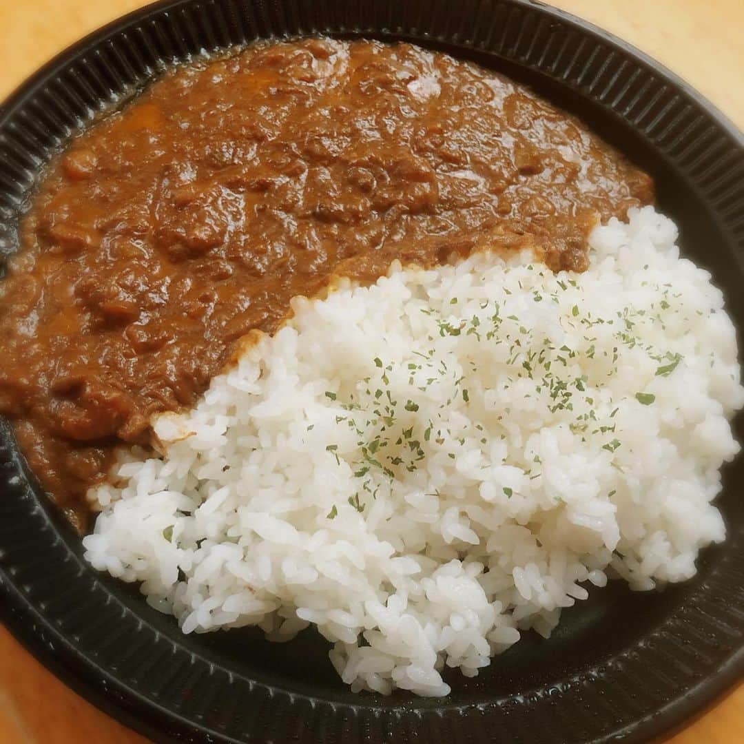 北川楓夏さんのインスタグラム写真 - (北川楓夏Instagram)「雪櫻をオンラインで楽しむ会 テイクアウト料理のご協力いただきました🥡 横手市のバルパサポルテさんと肉山さん！ もう雪櫻といえばお馴染みの会場です♪ (肉山はバルパサポルテの2階) . ここのお店の雰囲気もスタッフさんも大好きなんだけど、なんといってもお店の味が大好き！！ 何食べてもほんとおいしい！👏 . 今回は肉山カレーとバルパサポルテの短角牛のローストビーフを提供していただきました！😍 写真見返すだけでよだれでそう🤤 . 肉山カレーはほぐしお肉がたっぷり入っていて食べ応えあり！辛さもピリ辛で美味しくてついついご飯が進んじゃう辛さです🍛 . ローストビーフは…もう…芸術！✨ このピンク感が美しい✨ そして1枚1枚も厚みがあり贅沢です🥩 ちゃんとソースもついてるよ！ 配信終了後に一気に食べた🤤 . その他にもテイクアウトメニューたくさんあるので見てみてください♪ (@lovepasaporte ) ふるさと村の近くにあるからインター降りてからのアクセスもかなり便利です🚙 ブュッフェランチもやってるので子供と行っても楽しめちゃうよ☺️ (コロナでブュッフェお休みしていると思うのでお店に問い合わせてね！) . #akita #雪櫻 #雪櫻をオンラインで楽しむ会 #オンラインイベント #テイクアウト #バルパサポルテ #肉山 #横手 #ローストビーフ #カレー #🍛」5月27日 8時52分 - fuka.kitagawa