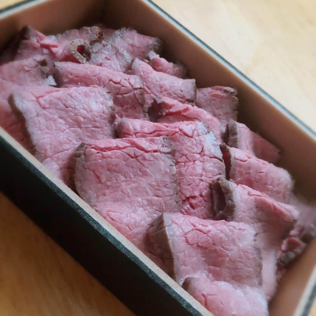 北川楓夏さんのインスタグラム写真 - (北川楓夏Instagram)「雪櫻をオンラインで楽しむ会 テイクアウト料理のご協力いただきました🥡 横手市のバルパサポルテさんと肉山さん！ もう雪櫻といえばお馴染みの会場です♪ (肉山はバルパサポルテの2階) . ここのお店の雰囲気もスタッフさんも大好きなんだけど、なんといってもお店の味が大好き！！ 何食べてもほんとおいしい！👏 . 今回は肉山カレーとバルパサポルテの短角牛のローストビーフを提供していただきました！😍 写真見返すだけでよだれでそう🤤 . 肉山カレーはほぐしお肉がたっぷり入っていて食べ応えあり！辛さもピリ辛で美味しくてついついご飯が進んじゃう辛さです🍛 . ローストビーフは…もう…芸術！✨ このピンク感が美しい✨ そして1枚1枚も厚みがあり贅沢です🥩 ちゃんとソースもついてるよ！ 配信終了後に一気に食べた🤤 . その他にもテイクアウトメニューたくさんあるので見てみてください♪ (@lovepasaporte ) ふるさと村の近くにあるからインター降りてからのアクセスもかなり便利です🚙 ブュッフェランチもやってるので子供と行っても楽しめちゃうよ☺️ (コロナでブュッフェお休みしていると思うのでお店に問い合わせてね！) . #akita #雪櫻 #雪櫻をオンラインで楽しむ会 #オンラインイベント #テイクアウト #バルパサポルテ #肉山 #横手 #ローストビーフ #カレー #🍛」5月27日 8時52分 - fuka.kitagawa