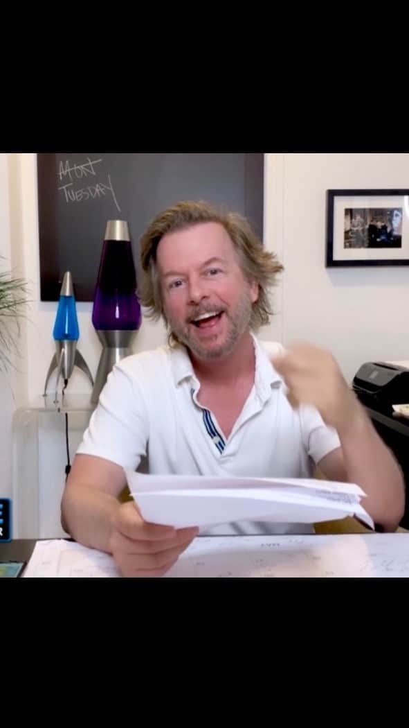 デヴィッド・スペードのインスタグラム：「I’m sort of sun burned & the sound isn’t great but fuck that’s showbiz!」