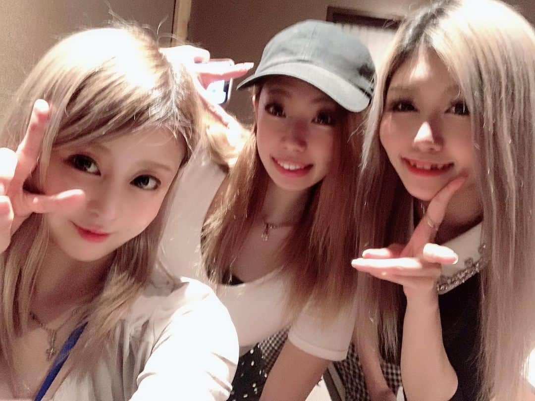 うららさんのインスタグラム写真 - (うららInstagram)「ソヨンいったよー❤ 皆でー🥰💋 . . #バーレスク大阪 #burlesque #osaka #北新地 #showpub #うらら #エンターテイメント #dancer #singer #キャバ嬢 #ホスト #モデル #ポールダンス #アイドル #ギャル #スリム #パリピ #performer #gogodancer #私服 #サロペット #脚フェチ #エロ可愛い #エンタメの火を消さない #笑顔が人を幸せにする #手洗いうがい #ソヨン #ポテト #冷麺 #チーズチヂミ すき❤」5月27日 8時57分 - urara_burlesque