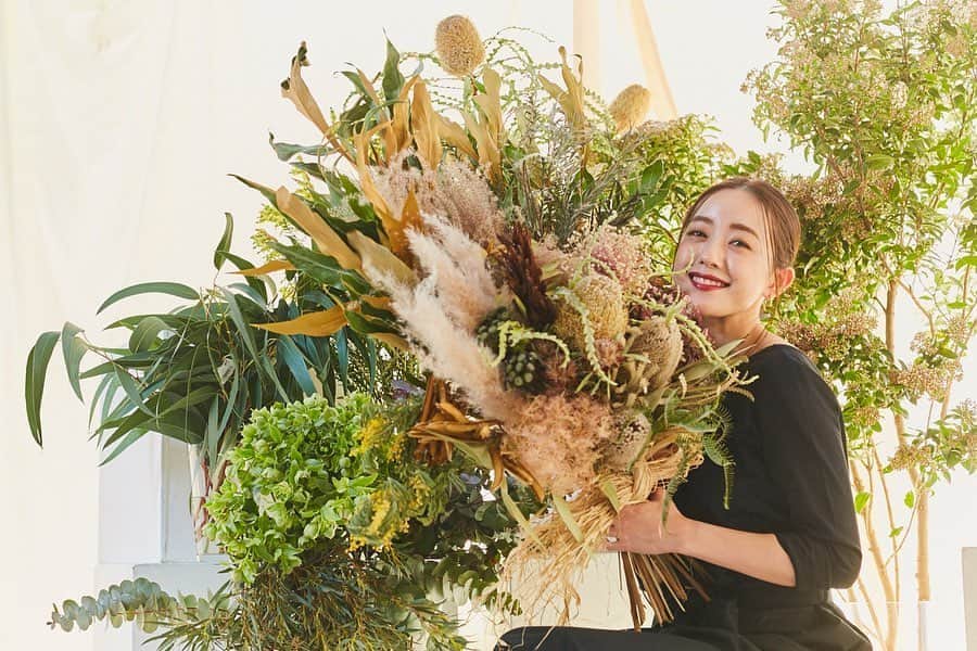 古谷有美さんのインスタグラム写真 - (古谷有美Instagram)「🌻 今週のコラムの写真。 もう一年以上前の懐かしくも大好きだった空間です。  photo: Takuya Sakawaki  hair&make: Kyoko Machida edit: Sakura Sugawara flower arrangement: Lily et Lulu  #朝日新聞telling🔍  #引き続き質問募集中です #コラムのコメント欄へご自由に」5月27日 9時04分 - yuumifuruya