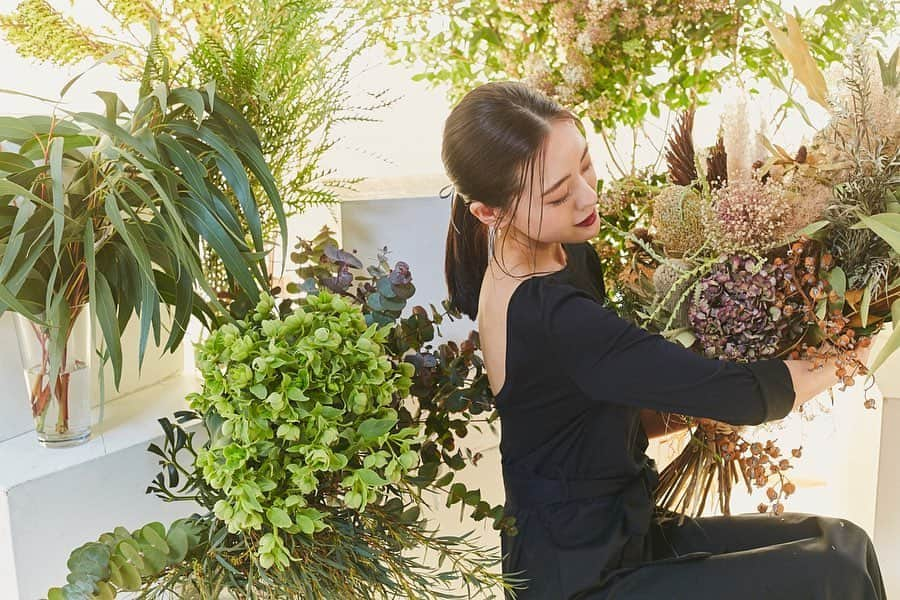 古谷有美さんのインスタグラム写真 - (古谷有美Instagram)「🌻 今週のコラムの写真。 もう一年以上前の懐かしくも大好きだった空間です。  photo: Takuya Sakawaki  hair&make: Kyoko Machida edit: Sakura Sugawara flower arrangement: Lily et Lulu  #朝日新聞telling🔍  #引き続き質問募集中です #コラムのコメント欄へご自由に」5月27日 9時04分 - yuumifuruya