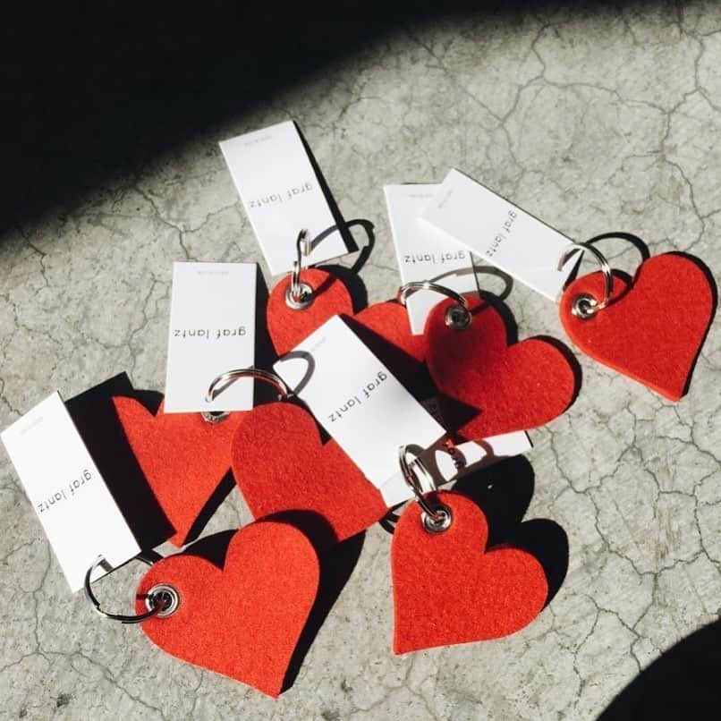 グラフ&ランツのインスタグラム：「If you need to send some extra love to a special someone, we've got you covered with these Heart-Felt Key Fobs ❤️ image via @maudewoodsstore」
