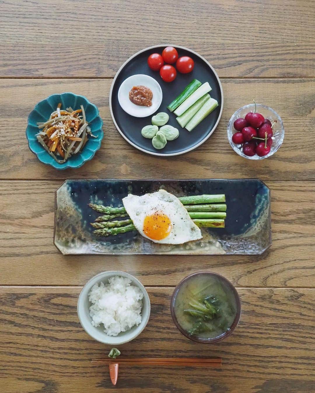 猪鼻ちひろのインスタグラム：「みなさんおはようございます😴🍃 お野菜もりもりでなかなかバランスのいい朝ごはん。 アスパラって贅沢品だよね〜と妹&甥っ子とテレビ電話しながらアスパラを焼きました。 「ちーちゃんなぁにちてるの？」って聞くのが本当に可愛いのよ。「おそと、あっちっちーよぉ！」とか報告してくれるのも可愛い。アスパラって言わせてみたり何しても可愛い。(おばばか) 母の金平ゴボウってピリ辛で美味しいよなぁと思いながらモリモリ食べました♡  さぁ！きょうも元気にいこう。 きのう頭痛で3時間も夕方に寝たせいで夜更かししちゃって、眠いなぁ(すごい時間に楽天ROOM更新してごめん🤣) #ちひろのごはん #ちひろkitchen #朝ごはん #小松菜の味噌汁 #作りすぎ #母の手料理 #本当に美味しいの #ピリ辛きんぴら #大好物 #教えてもらわないといけないやついっぱいあるよね」