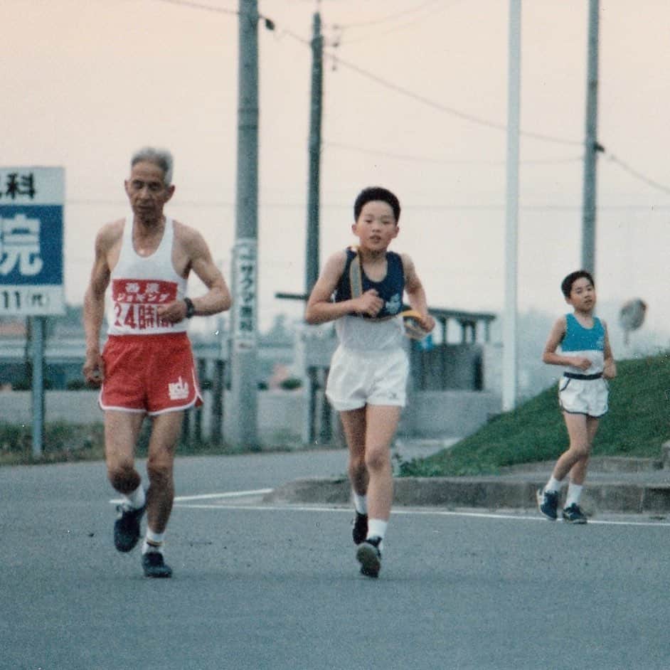 棚橋弘至さんのインスタグラム写真 - (棚橋弘至Instagram)「祖父とジョギング。後ろで、ヘロッてるのが弟。 #8歳 #棚橋アルバム #おはようございます 🌞」5月27日 9時12分 - hiroshi_tanahashi