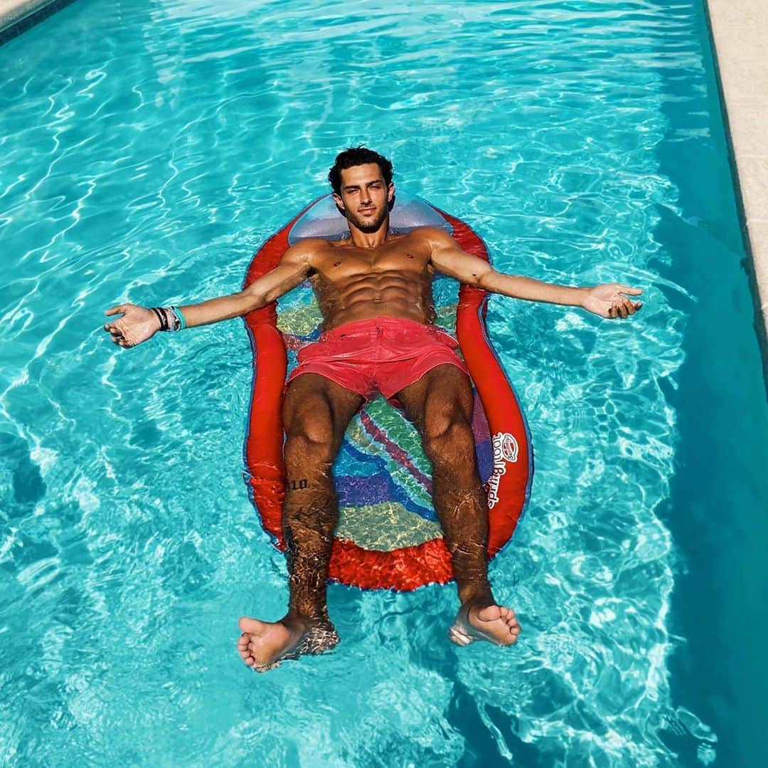 Steven Kellyのインスタグラム：「Just go with the flow 🖖🏾」