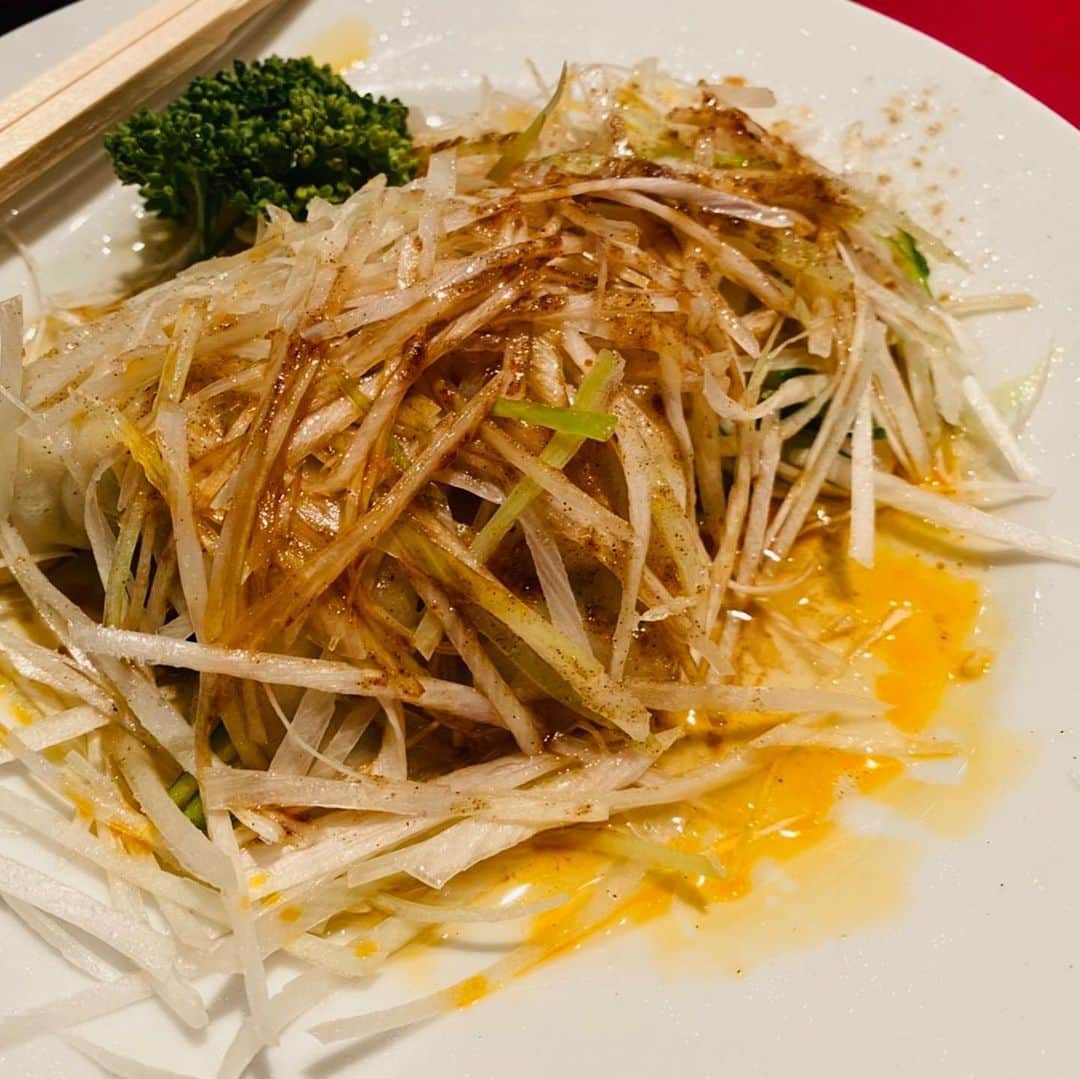 水木一郎さんのインスタグラム写真 - (水木一郎Instagram)「完全に別の客と接しないテーブルで美味しい中華料理をいただきました。どれも美味しかったけど、特に餃子はデカくて美味かったZ! #中華料理  #餃子 #ネギ水餃子  #五目かた焼きそば  #牛肉とにんにくの芽炒め  #水木一郎」5月27日 9時29分 - ichiromizuki
