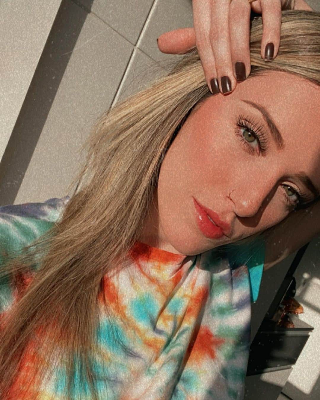 ナターリア・ガウジオのインスタグラム：「Sessão de fotos para mostrar a arte Tie Dye que eu fiz na minha blusinha... Amei o resultado!! Quem quer ver o tutorial que eu gravei ensinando a fazer?? 😍✨🌈🍭🌀👚❤️ #inlove #tiedye #art #colors #sunset #goldenhour #sunkissed #tutorial #tshirt #quarantine」