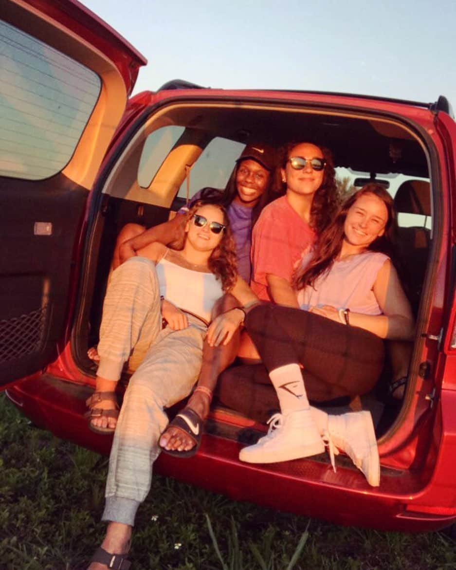アメリア・ハンドレイのインスタグラム：「Missing these fools... especially Roxy the RAV4 😏」