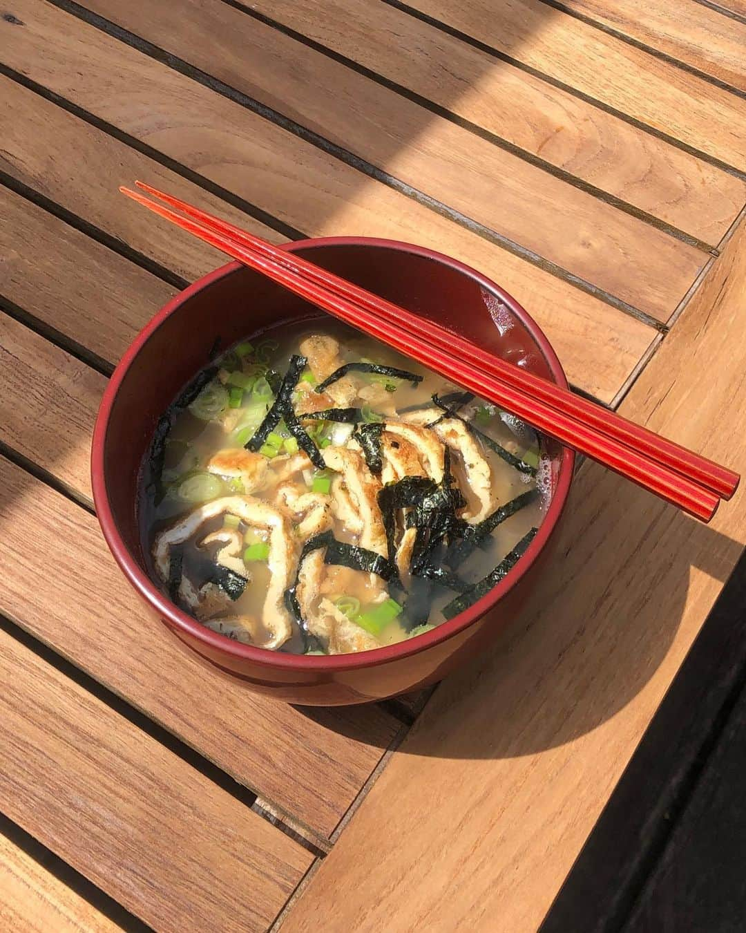 澄那シュトゥーダーさんのインスタグラム写真 - (澄那シュトゥーダーInstagram)「My dad's hat complementing my very fancy canadian tux, korean soup attempt, basic japanese practice with my mom, trying to code for the first time. What was your highlight today? 🤠」5月27日 0時50分 - suminastuder