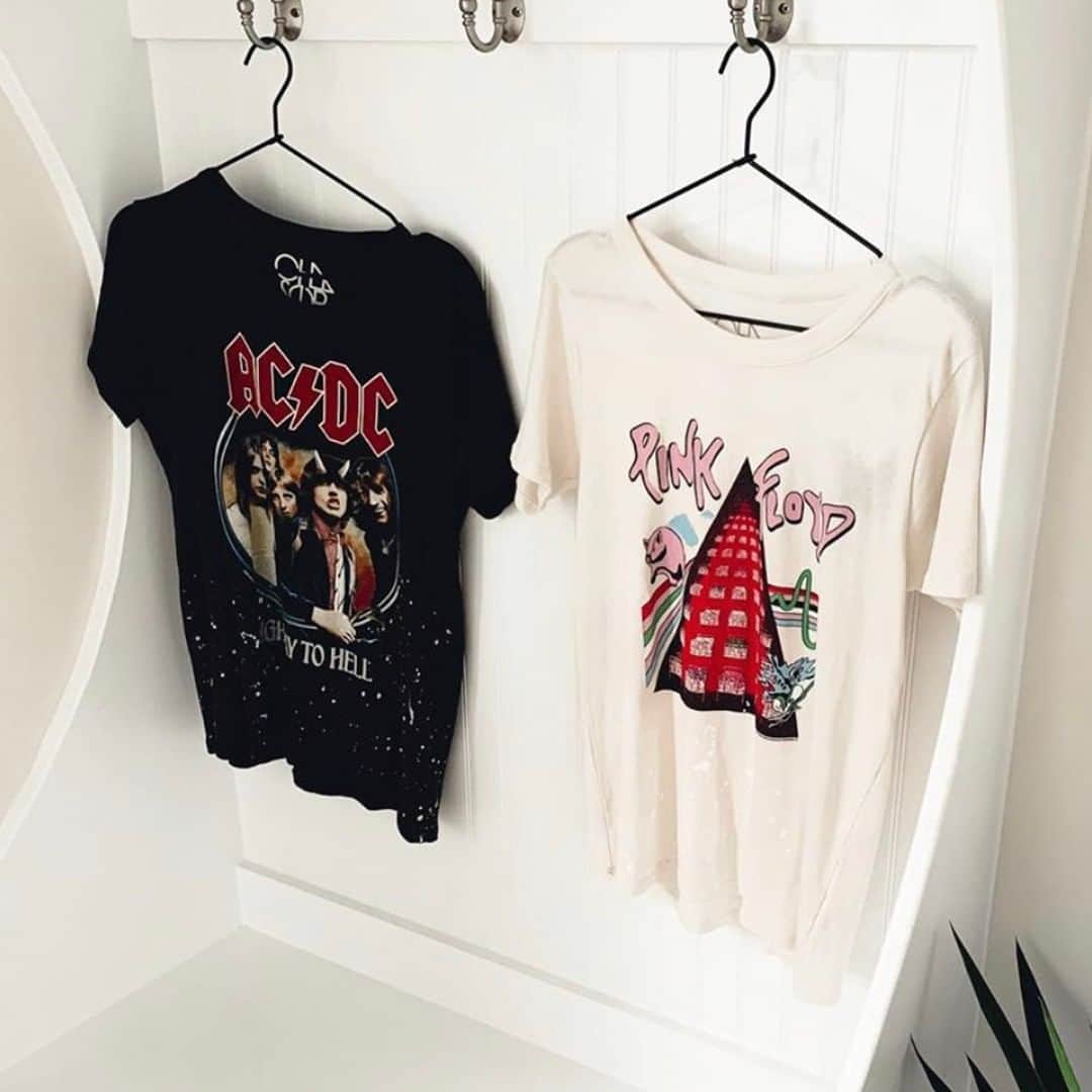 チェイサーのインスタグラム：「our closet staples!🖤 you can wear graphic tees so many ways. {With denim shorts, leggings, sweatpants, a cute skirt.} The ideas are endless!🙌🏼😍 @lyndzrshop #chaserbrand #grapgictee #bandtee #woodstock #borntoride #freedom #pinkfloyd」