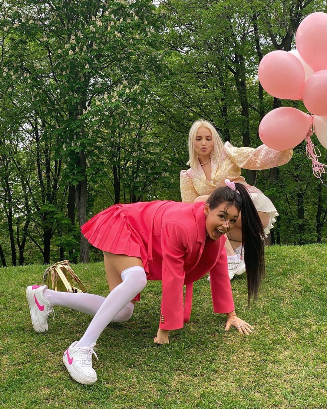Diana Melisonさんのインスタグラム写真 - (Diana MelisonInstagram)「Swipe to see what happened➡️🤣 My girl @charykova had a Birthday but i ruined her photos as usual! This is a crazy love💘☠️💘」5月27日 0時47分 - di_melison