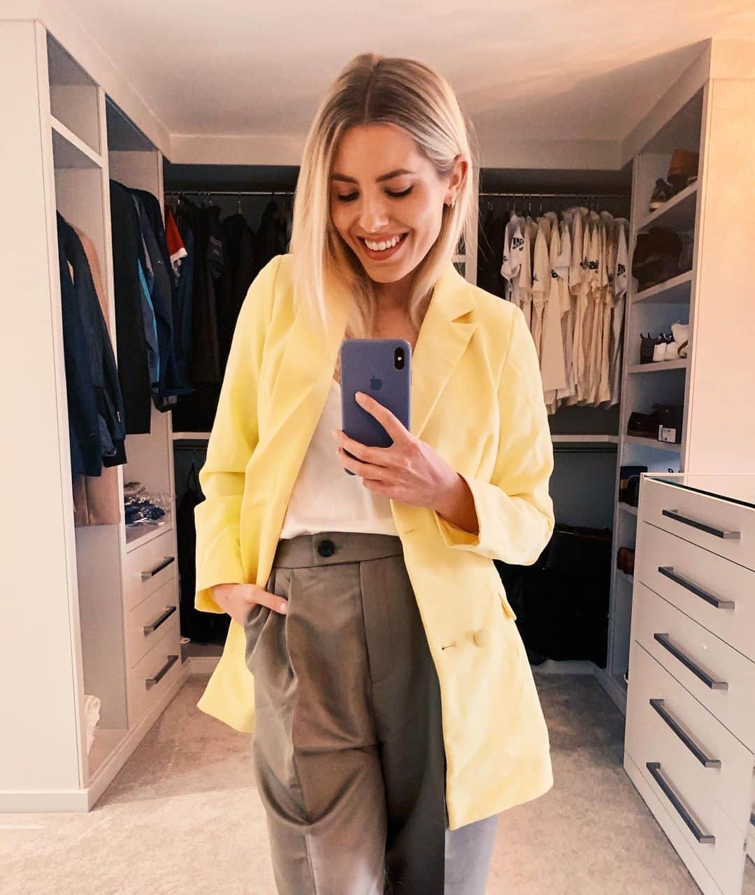 Mollie Kingさんのインスタグラム写真 - (Mollie KingInstagram)「Ok, as much as I love a tracksuit, I’m missing putting outfits together... if I were going out today, this is what I’d be wearing 🤣☀️ Blazer/Trouser: @asos #ootd」5月27日 0時58分 - mollieking