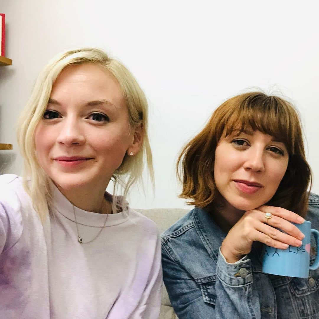 エミリー・キニーさんのインスタグラム写真 - (エミリー・キニーInstagram)「This super cool badass songwriter chick on my podcast this week! Don’t miss Episode 3 of My Caffeine Withdrawal with @ellavos ! Link in bio and stories.」5月27日 0時53分 - emmykinney