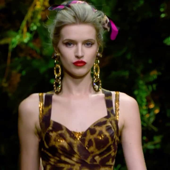 のインスタグラム：「The long georgette dress with giraffe print features playful plait-effect straps down the back. ⠀ The skirt is enriched with a waterfall of georgette silk.⠀ ⁣Discover the look in your nearest boutique through the link in bio.⠀ ⠀ #DGSicilianJungle #DGWomenSS20 #DolceGabbana」