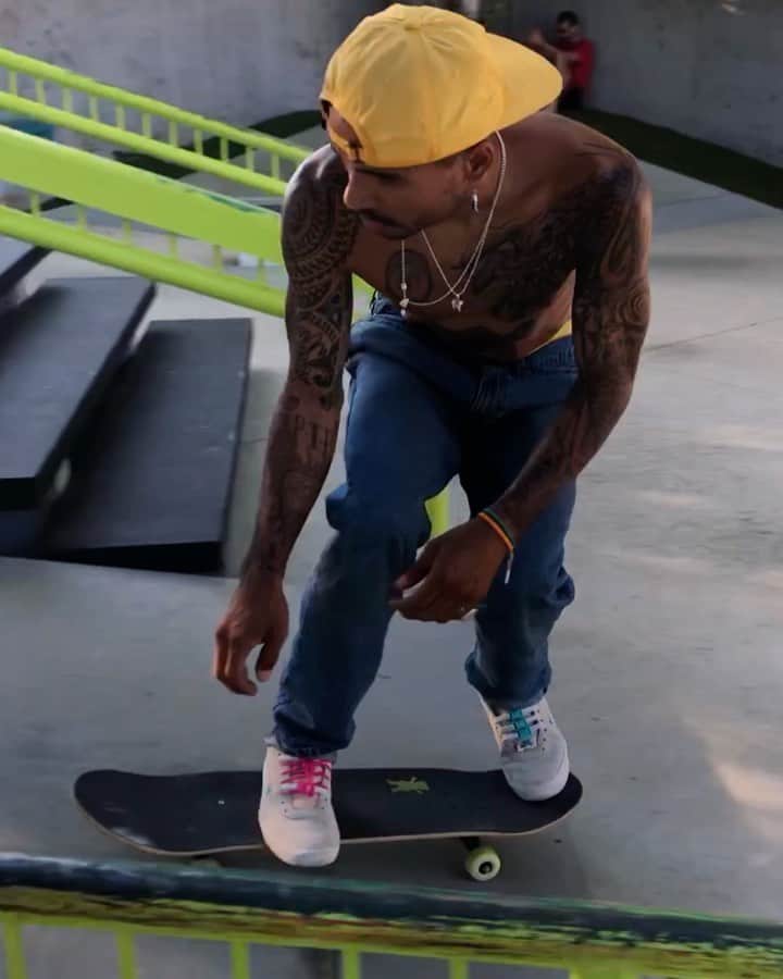 マニー・サンティアゴのインスタグラム：「Another Heelflip 😅🤷🏽‍♂️」