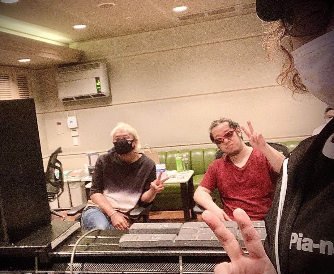のインスタグラム：「→Pia-no-jaC←レコーディングDAYでした。  何はともあれ、コロナ禍において チーム全員が無事スタジオに集えて音楽できたことが嬉しいです。  この喜びをなるべく早くお伝えするべくミックス作業をすすめます。 どうぞお楽しみに！ .  え〜 .  レコーディングとかけまして .  上手なミサイルの打ち方と解きます。  そのこころは〜？ . . . どちらも ロクオン（ロックオン）が大事です。  #pianojac #studio #recording  #なぞかけ #ピアノジャック #レコーディング #family #PEACE #音源」