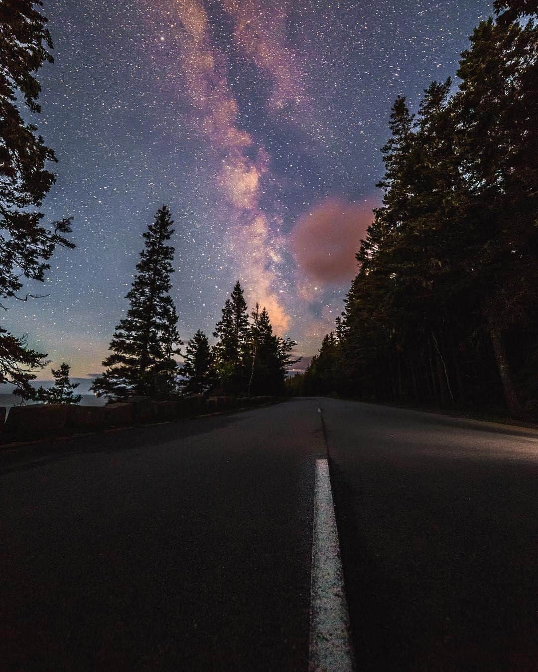 Visit The USAさんのインスタグラム写真 - (Visit The USAInstagram)「A starry night above Park Loop Road in Acadia National Park in Maine. 🌌 The 27 mile road is the perfect way to see the Park as it connects the lakes, mountains, forests, and rocky coastline. Tag a friend who would love to do this road trip in the future! 📷: @clyons207 #VisittheUSA #TogetherInTravel」5月27日 1時00分 - visittheusa