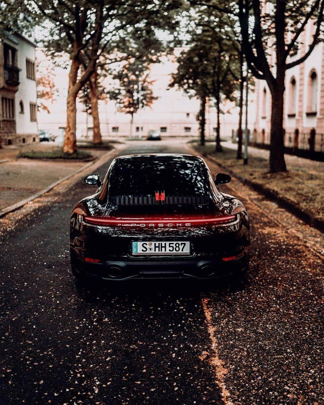 Porscheさんのインスタグラム写真 - (PorscheInstagram)「In a Carrera, look forward. As well as look at the back. (📸 @petrolromantics) #PorscheMoment __ Fuel consumption combined: 911 Carrera S: 10,0 - 9,6 l/100 km; CO2 emissions: 227 - 220 g/km」5月27日 1時00分 - porsche